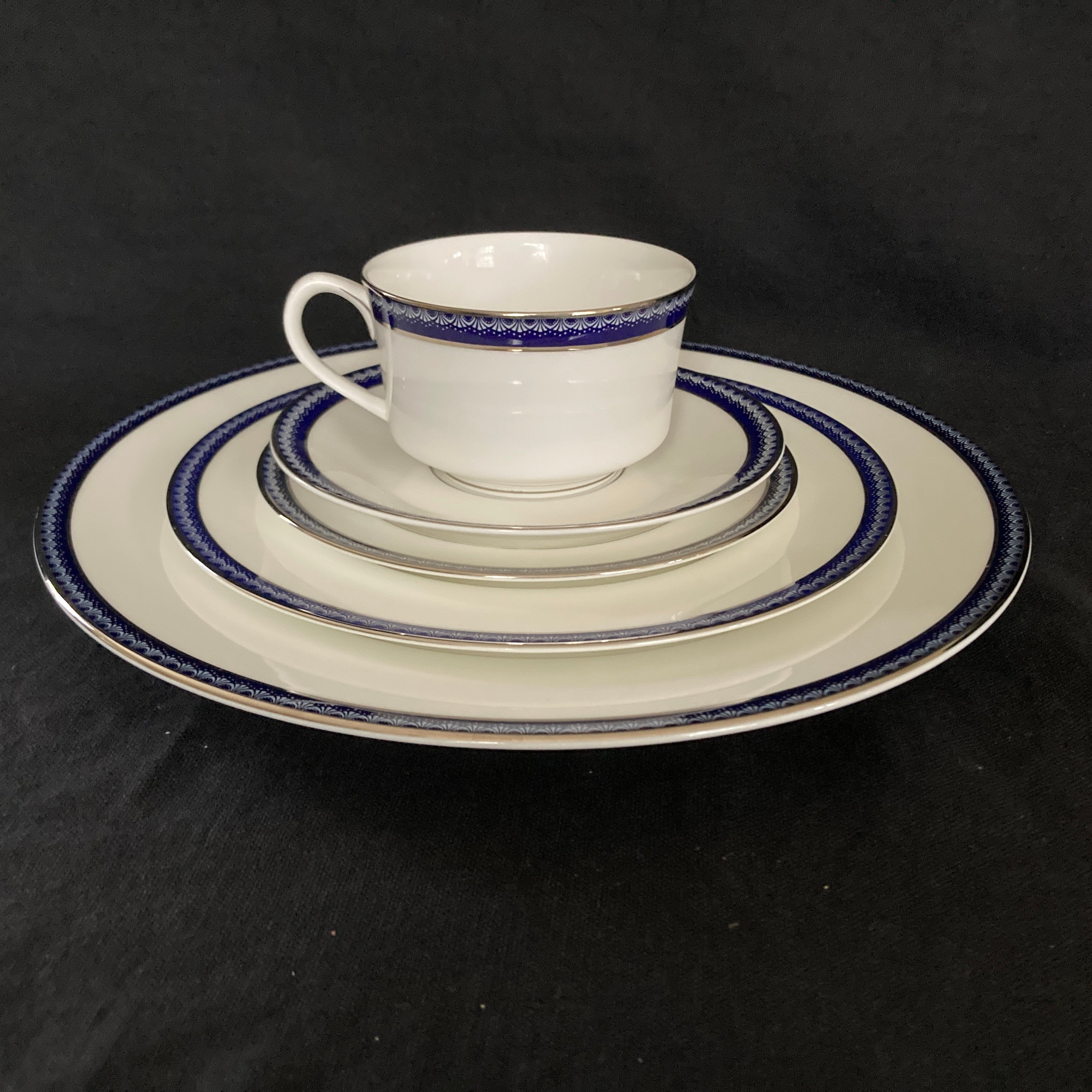 Royal Worcester Avalon Dinner Set for 4 - Plus! | The Wellesley